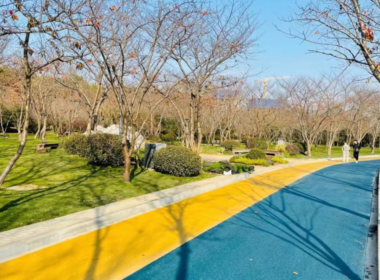 Clear asphalt binder engineered to produce colored asphalt pavements. It delivers rich, vivid color performance while maintaining superior structural strength, ideal for landscape roads and non-motorized walkways.